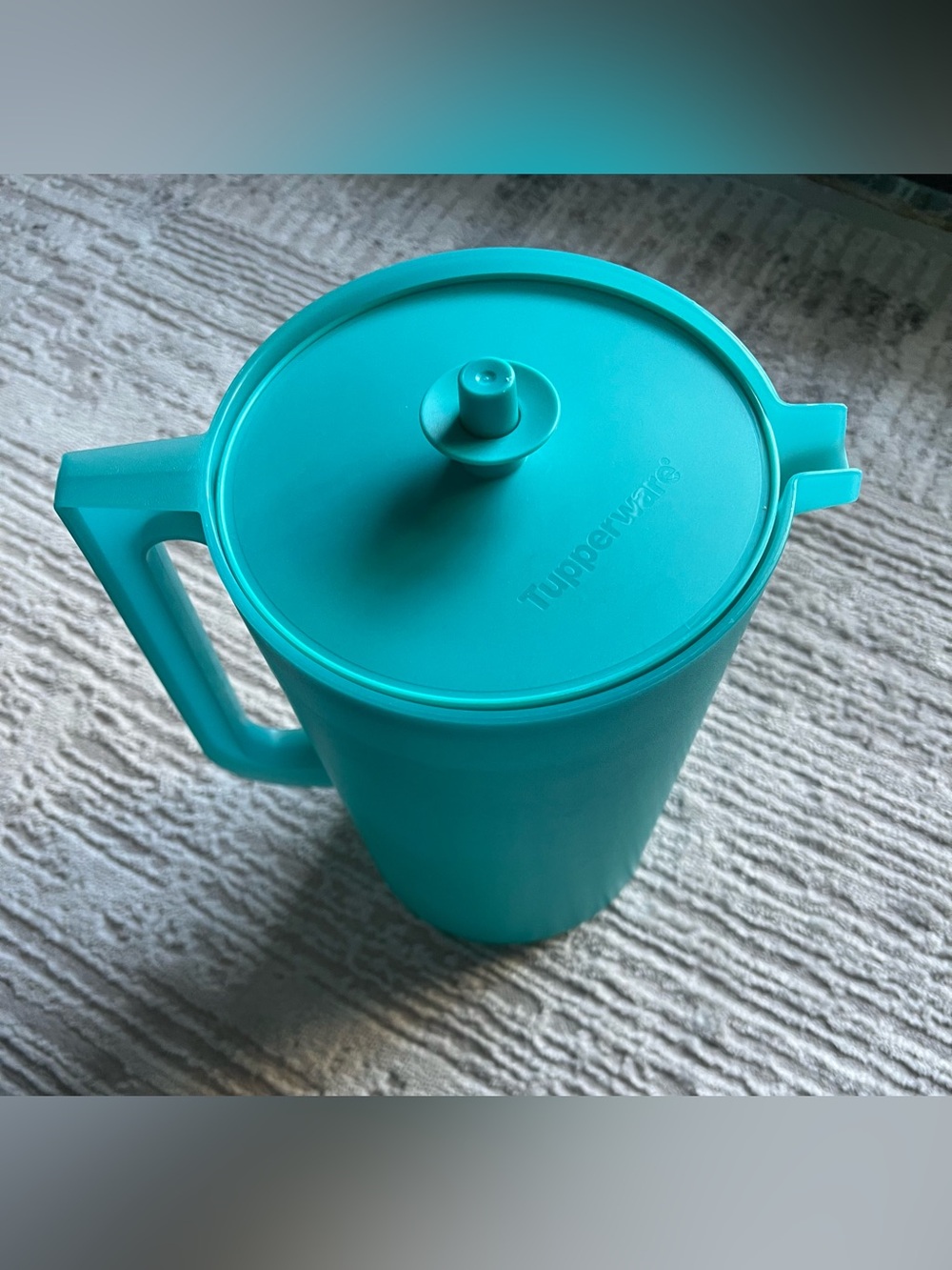 Tupperware Turquoise Beverage Pitcher with Lid and Handle